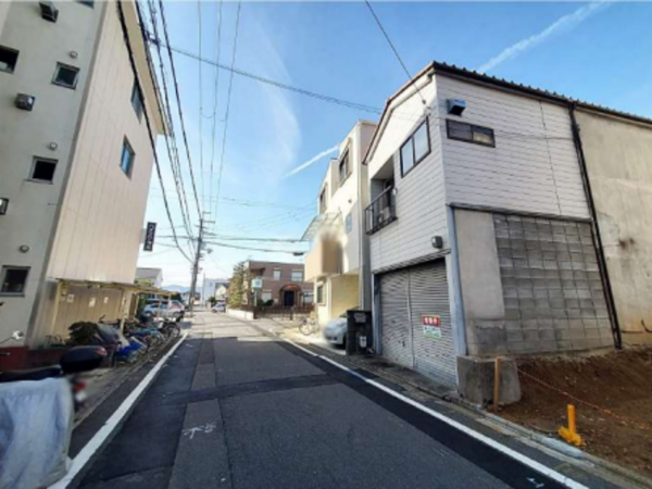 京都市伏見区深草小久保町、中古一戸建ての前面道路を含む現地写真画像です