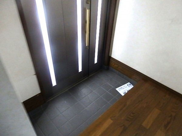 京都市伏見区新町、中古一戸建ての玄関画像です