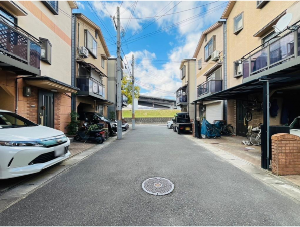 京都市伏見区竹田西段川原町、中古一戸建ての前面道路を含む現地写真画像です