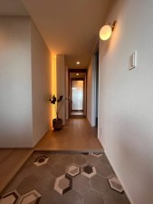 京都市右京区、マンションの玄関画像です