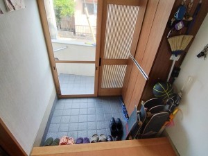 京都市伏見区中島河原田町、中古一戸建ての玄関画像です
