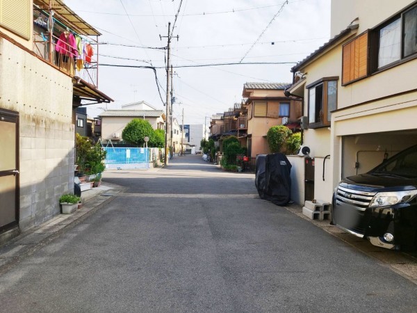 京都市伏見区中島河原田町、中古一戸建ての前面道路を含む現地写真画像です
