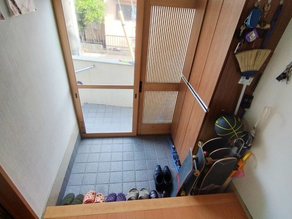 京都市伏見区中島河原田町、中古一戸建ての玄関画像です