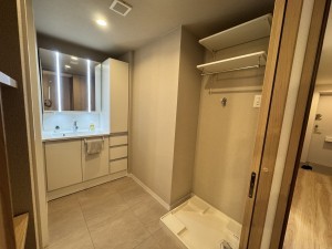 朝霞市膝折町、マンションの画像です