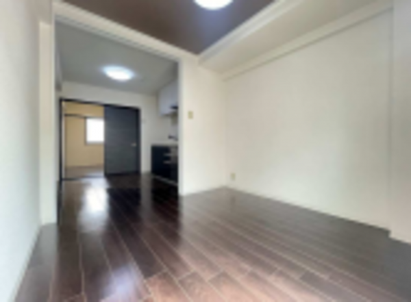 朝霞市溝沼、マンションの居間画像です