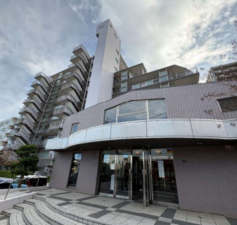 朝霞市泉水、マンションの外観画像です