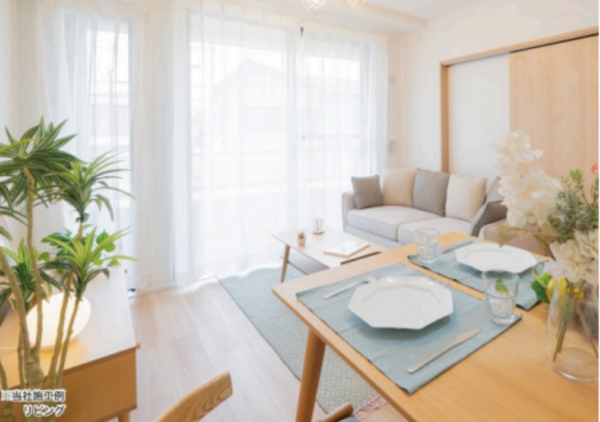 朝霞市三原、マンションの居間画像です