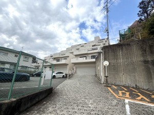 川西市寺畑、マンションの画像です