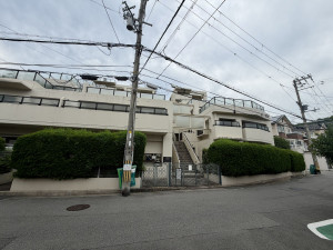 宝塚市雲雀丘山手、マンションの画像です