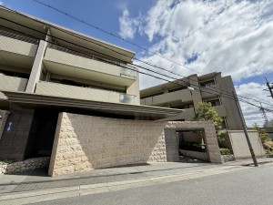 川西市花屋敷、マンションの画像です