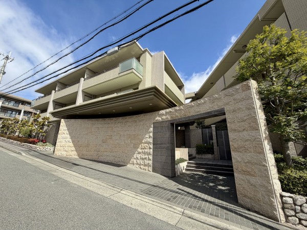 川西市花屋敷、マンションの画像です