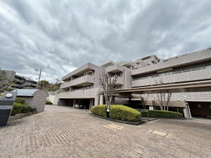 宝塚市雲雀丘山手、マンションの画像です