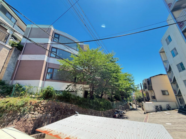 宝塚市花屋敷荘園、マンションの画像です