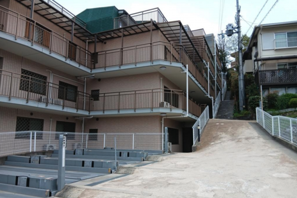 川西市花屋敷、マンションの画像です