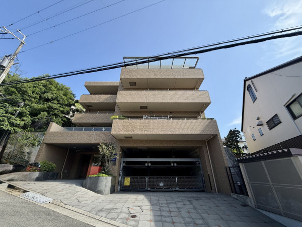 宝塚市雲雀丘山手、マンションの画像です