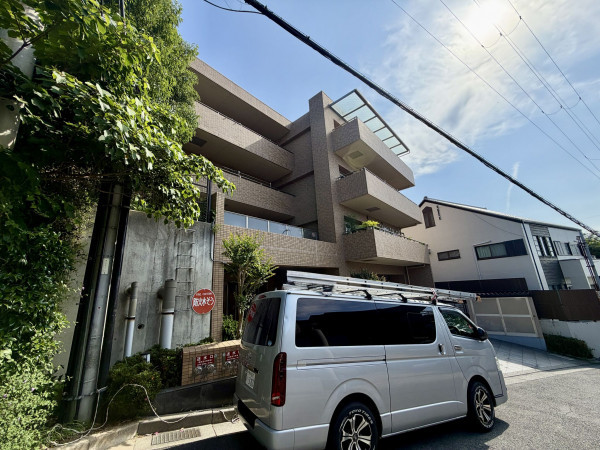 宝塚市雲雀丘山手、マンションの画像です
