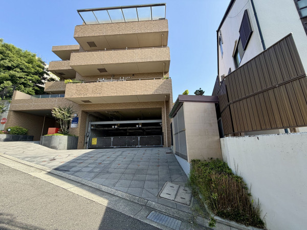 宝塚市雲雀丘山手、マンションの画像です