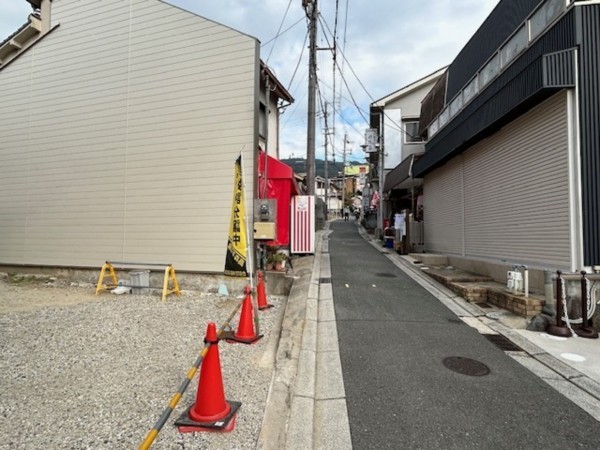 東大阪市東石切町、土地の前面道路を含む現地写真画像です