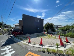 東大阪市東石切町、土地の前面道路を含む現地写真画像です