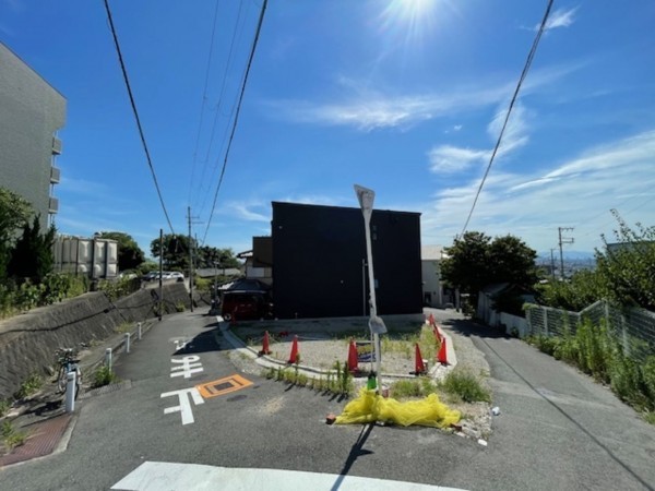 東大阪市東石切町、土地の前面道路を含む現地写真画像です