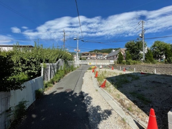 東大阪市東石切町、土地の前面道路を含む現地写真画像です