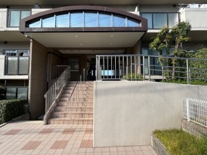 東大阪市東石切町、マンションのエントランス画像です