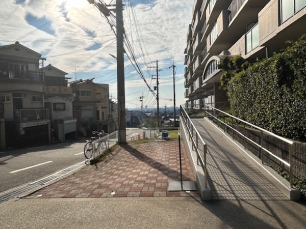 東大阪市東石切町、マンションの前面道路を含む現地写真画像です