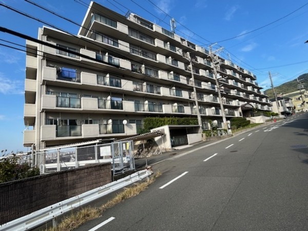 東大阪市東石切町、マンションの前面道路を含む現地写真画像です