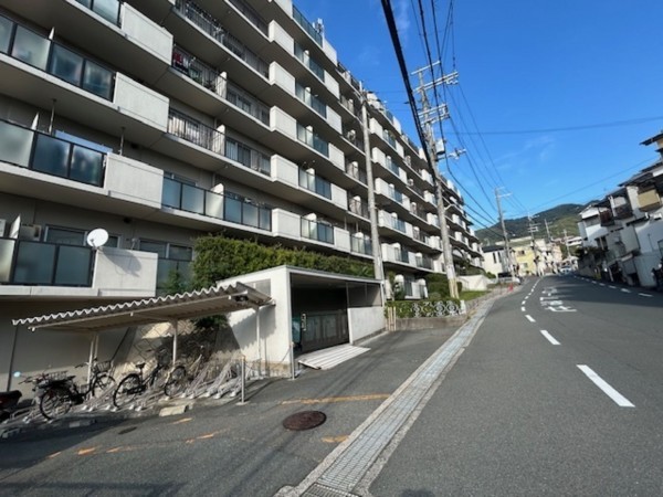 東大阪市東石切町、マンションの前面道路を含む現地写真画像です