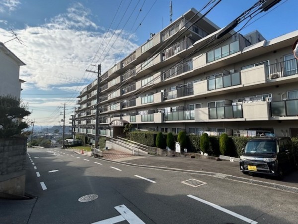 東大阪市東石切町、マンションの前面道路を含む現地写真画像です