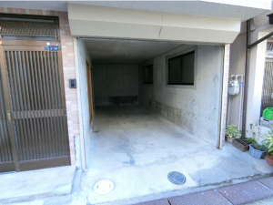 東大阪市善根寺町、収益物件/住宅の駐車場画像です