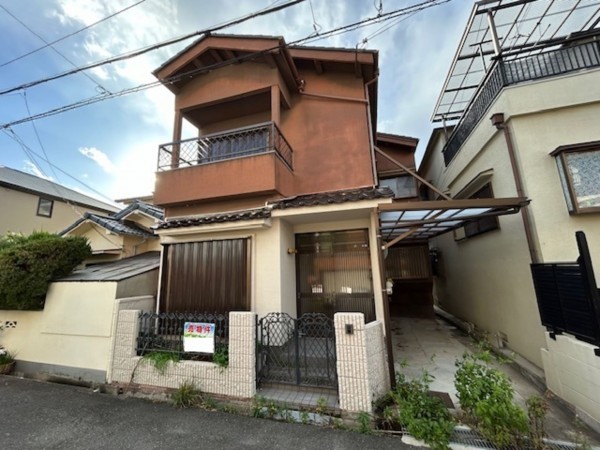 東大阪市日下町、中古一戸建ての前面道路を含む現地写真画像です