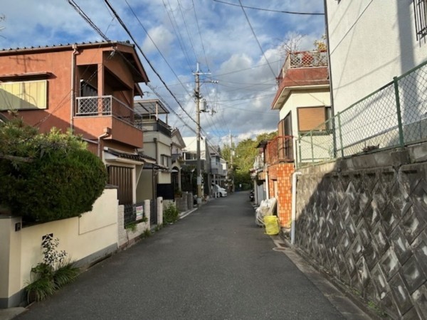 東大阪市日下町、中古一戸建ての前面道路を含む現地写真画像です