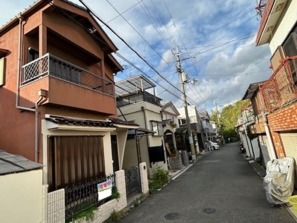 東大阪市日下町、中古一戸建ての前面道路を含む現地写真画像です