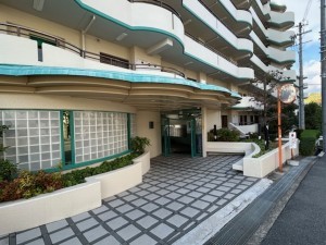 東大阪市日下町、マンションの前面道路を含む現地写真画像です