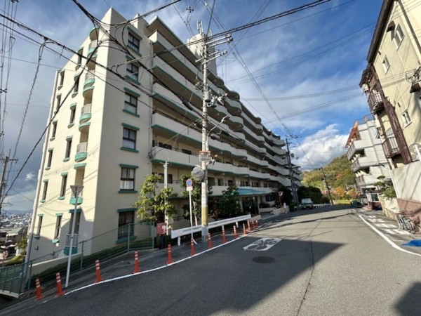 東大阪市日下町、マンションの前面道路を含む現地写真画像です