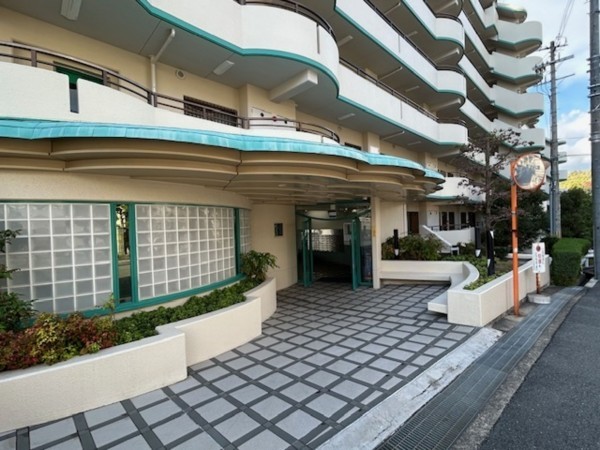 東大阪市日下町、マンションの前面道路を含む現地写真画像です