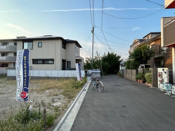 東大阪市西石切町、土地の前面道路を含む現地写真画像です