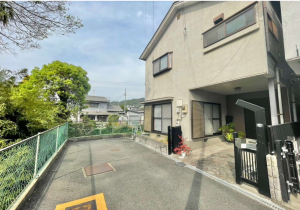 東大阪市東石切町、中古一戸建ての前面道路を含む現地写真画像です