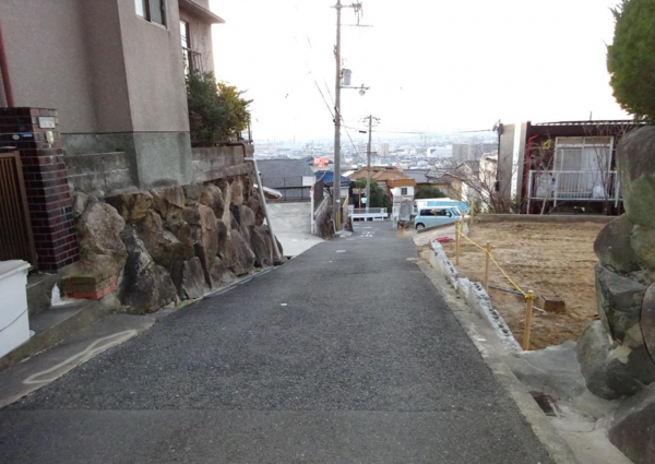 東大阪市東石切町、土地の前面道路を含む現地写真画像です