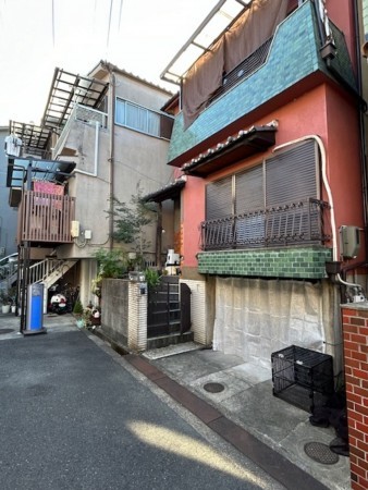 東大阪市日下町、収益物件/住宅の前面道路を含む現地写真画像です