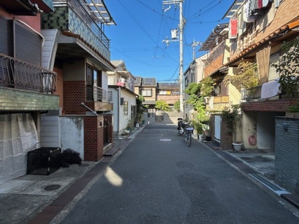 東大阪市日下町、収益物件/住宅の前面道路を含む現地写真画像です