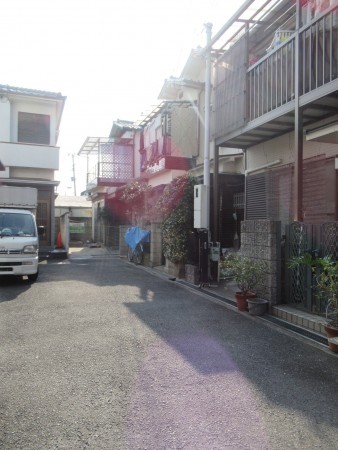 東大阪市中石切町、中古一戸建ての前面道路を含む現地写真画像です