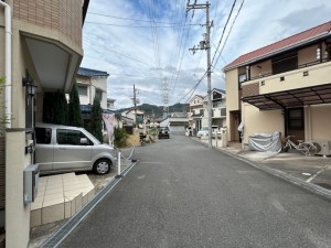 東大阪市日下町、中古一戸建ての前面道路を含む現地写真画像です