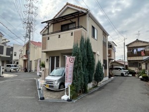 東大阪市日下町、中古一戸建ての前面道路を含む現地写真画像です