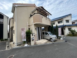東大阪市日下町、中古一戸建ての前面道路を含む現地写真画像です