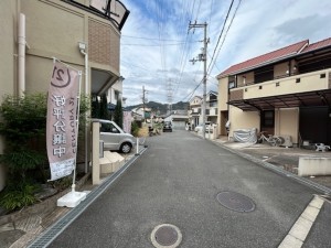東大阪市日下町、中古一戸建ての前面道路を含む現地写真画像です