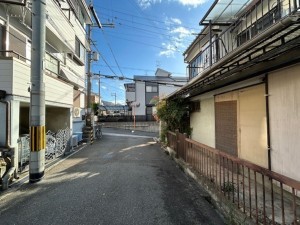 東大阪市日下町、中古一戸建ての前面道路を含む現地写真画像です