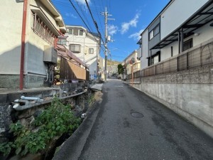 東大阪市日下町、中古一戸建ての前面道路を含む現地写真画像です