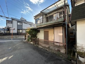 東大阪市日下町、中古一戸建ての前面道路を含む現地写真画像です